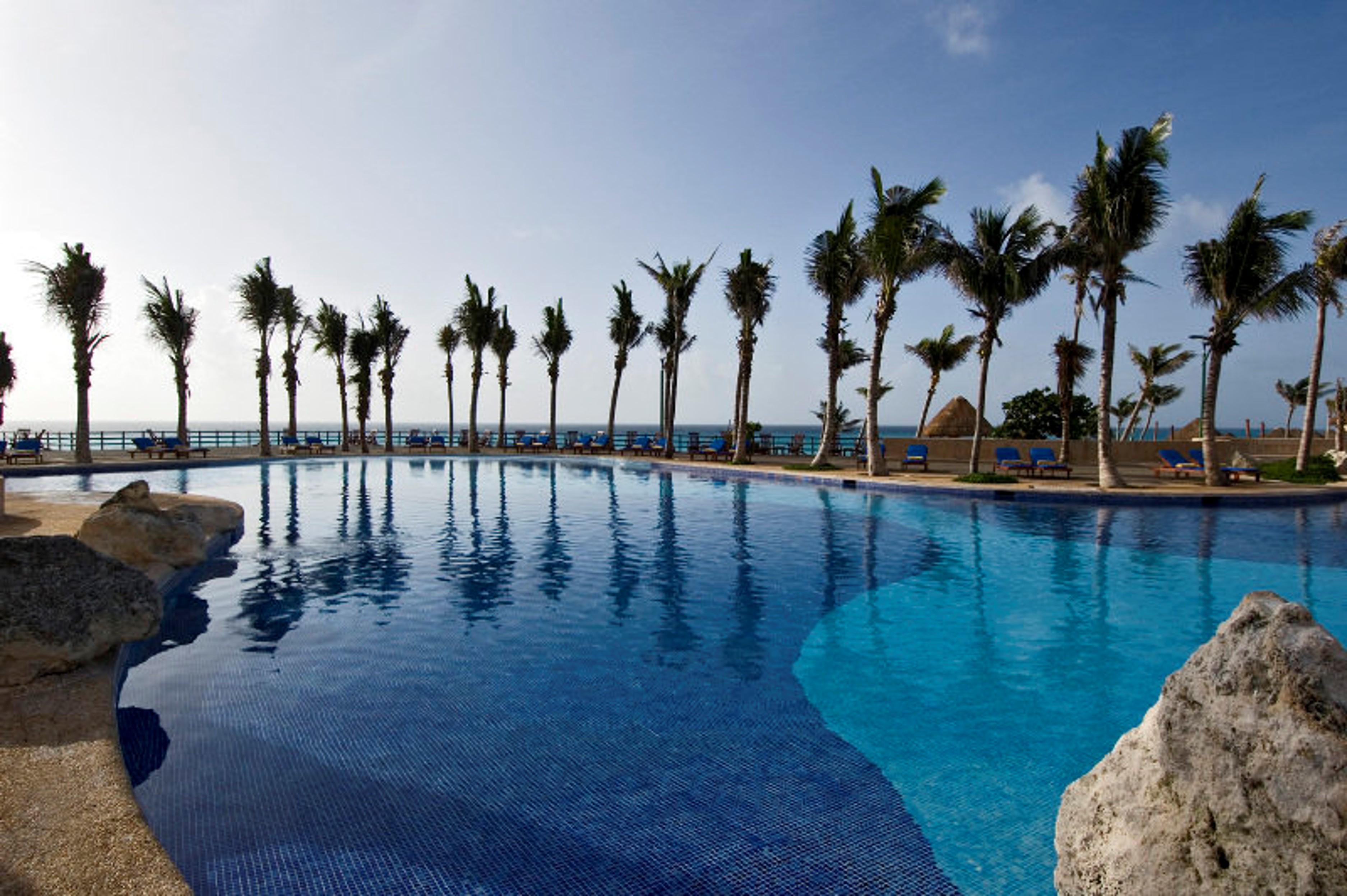 Grand Oasis Cancun Bagian luar foto Infinity pool at the Iberostar Grand Hotel Bávaro