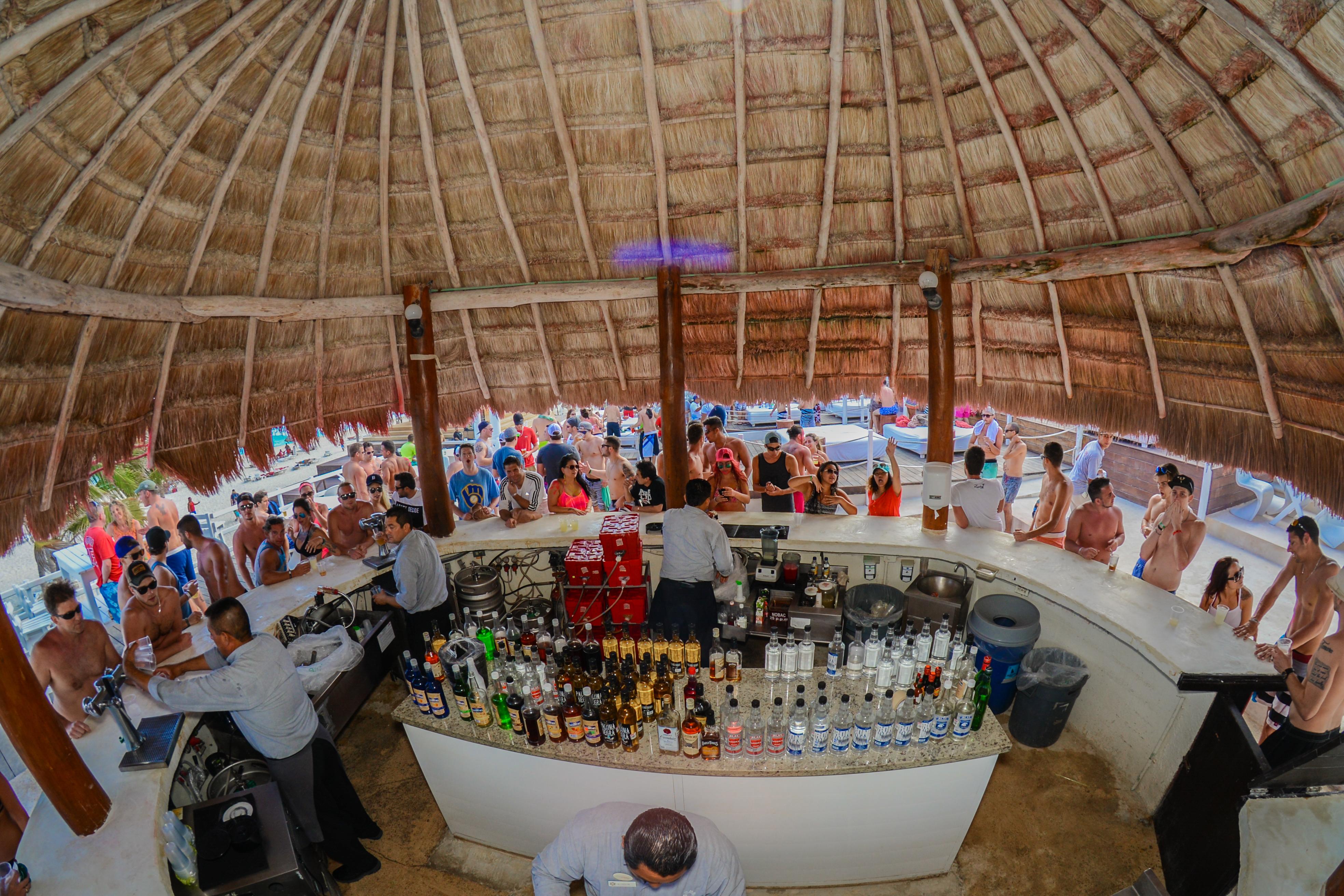 Grand Oasis Cancun Bagian luar foto The bar at the beach club